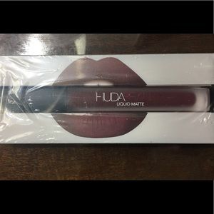 Huda Beauty Matte Liquid Lipstick in Famous